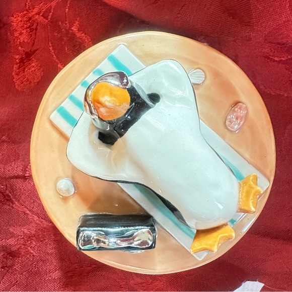 Unique Item - Penguin Sunbathing On The Beach Music Box “You Are My Sunshine” - Picture 4 of 11